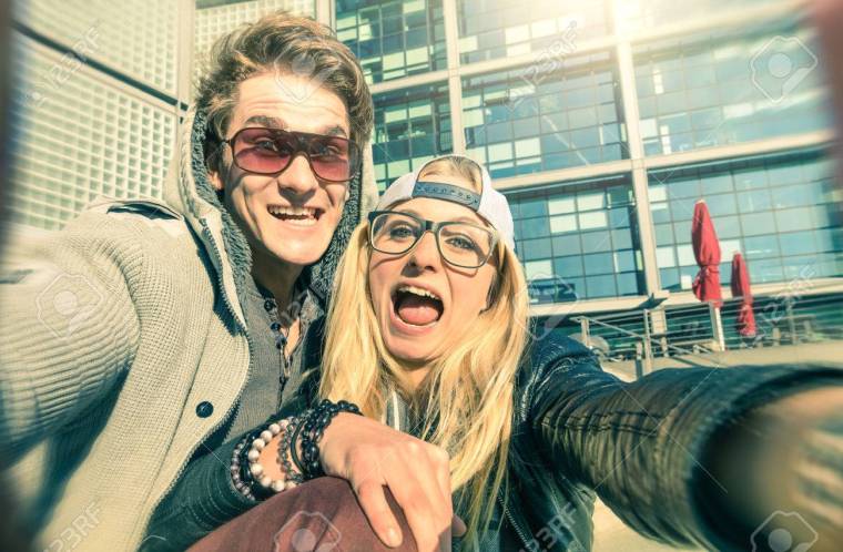 36995996-jeune-couple-hippie-dans-l-amour-prenant-une-selfie-drôle-en-arrière-plan-de-la-ville-urbaine-alternat.jpg